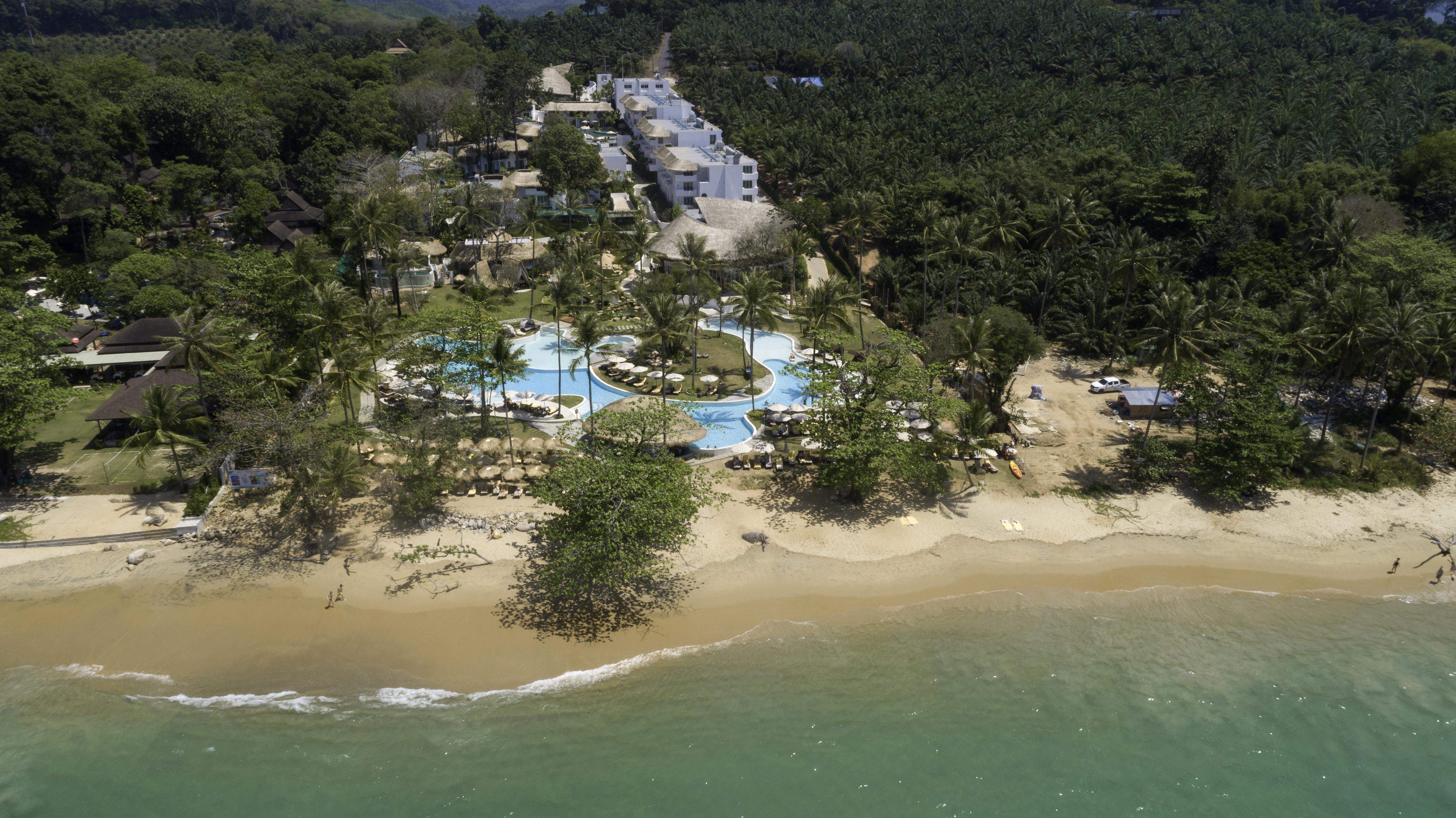 에덴 비치 리조트 앤 스파  카오락 외부 사진 Aerial view of the resort