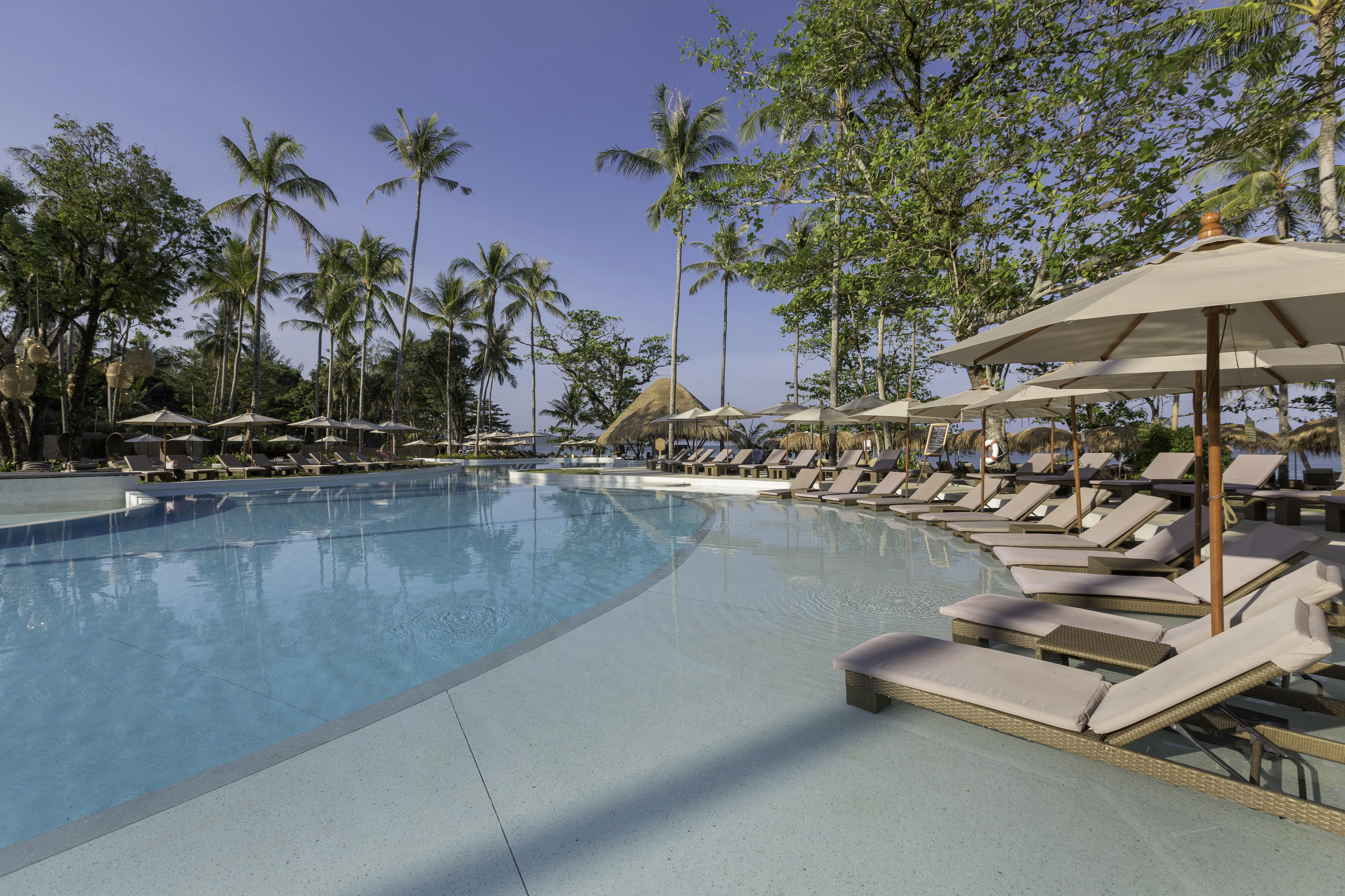 에덴 비치 리조트 앤 스파  카오락 외부 사진 The swimming pool at the resort