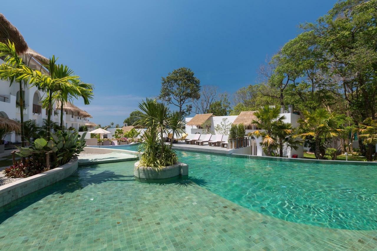 에덴 비치 리조트 앤 스파  카오락 외부 사진 The swimming pool at the resort