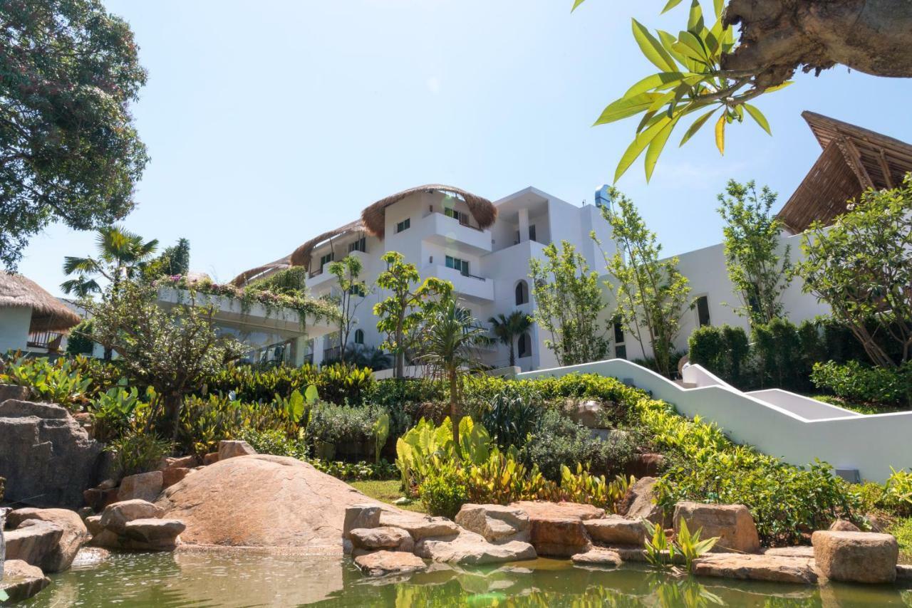 에덴 비치 리조트 앤 스파  카오락 외부 사진 The hotel's main building